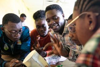 Ivan Fosso en classe à l’Institut des Beaux-Arts de Nkongsamba (Cameroun). © Etienne Nsom / AFP