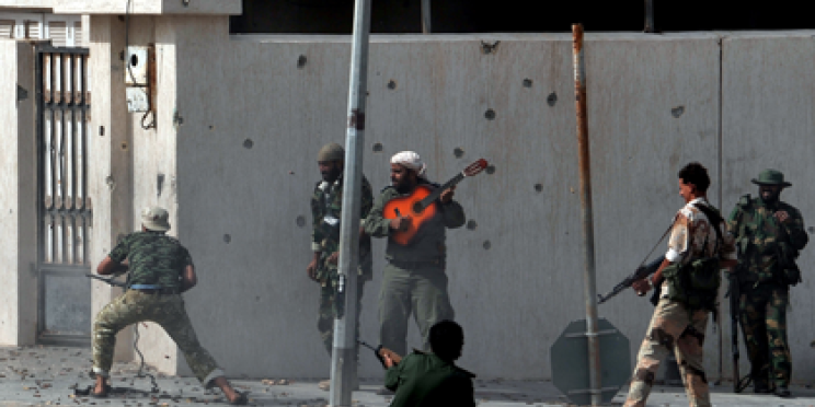 Aris Messinis, Journaliste à l’AFP, reçoit le trophée photo du Prix Bayeux-Calvados des Correspondants de Guerre